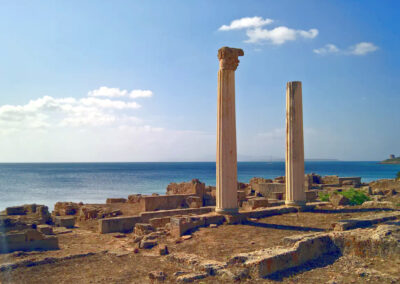 Tharros - vista delle colonne dell'antica citta portuale nella penisola del Sinis